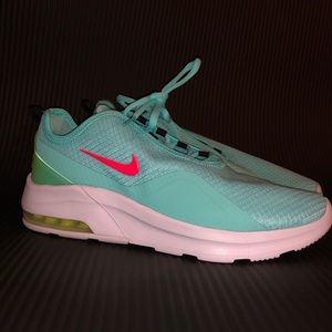 Women’s Nike AIR MAX MOTION 2 (9.5 Womens)